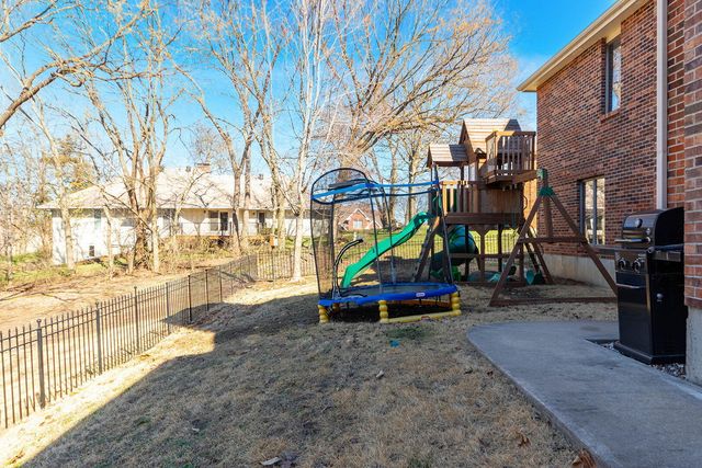 820 PIN OAK TERR, Jefferson City, MO 65109