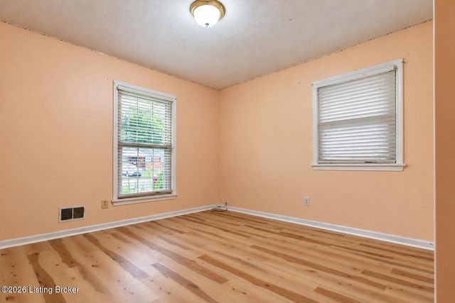 7209 Lawnside Dr, Louisville, KY 40214