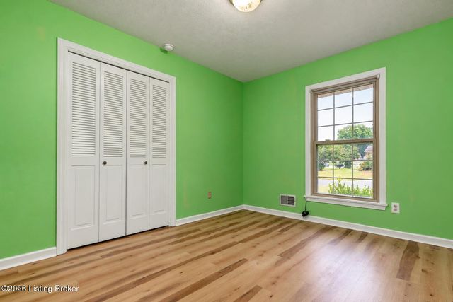 7209 Lawnside Dr, Louisville, KY 40214