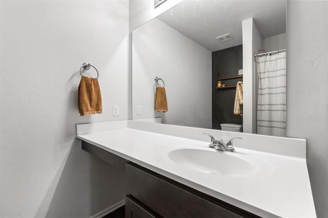 1029 S Appaloosa Lane, Mustang, OK 73064