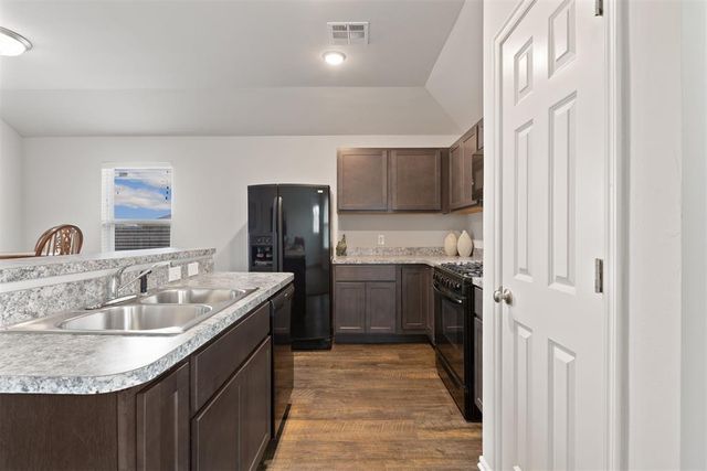 1029 S Appaloosa Lane, Mustang, OK 73064