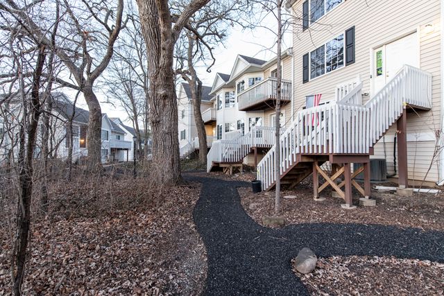 341 W Treehouse Lane 11-4, Round Lake, IL 60073