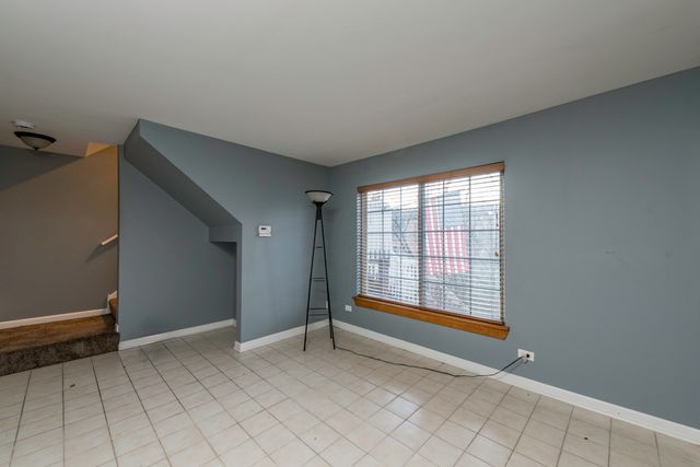 341 W Treehouse Lane 11-4, Round Lake, IL 60073