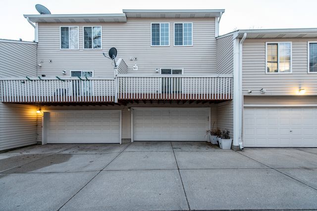 341 W Treehouse Lane 11-4, Round Lake, IL 60073