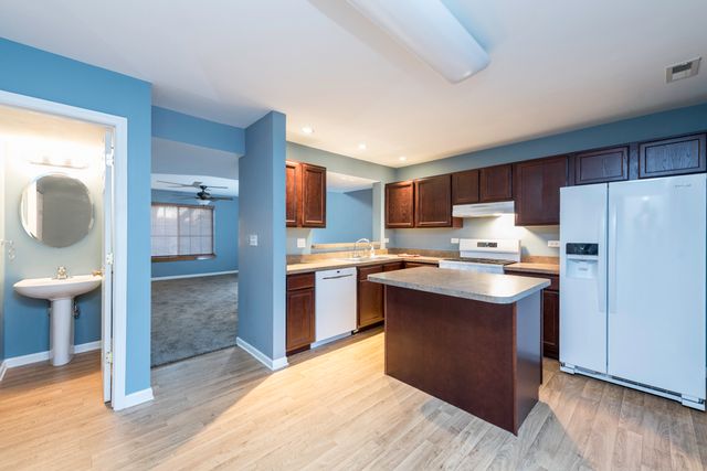 341 W Treehouse Lane 11-4, Round Lake, IL 60073