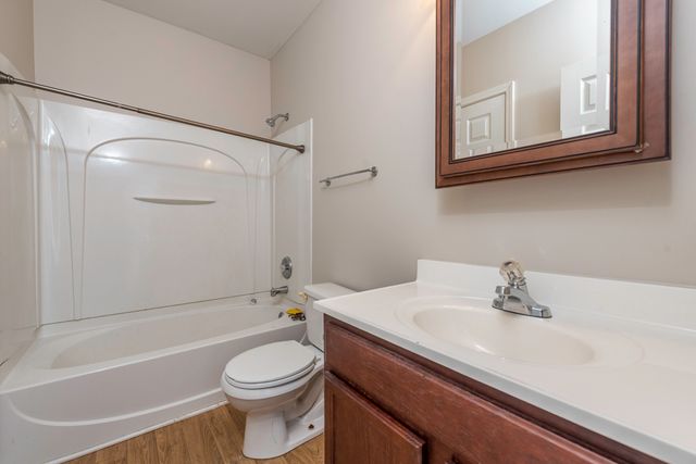 341 W Treehouse Lane 11-4, Round Lake, IL 60073