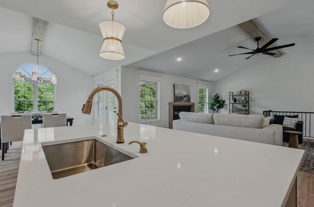 9747 N RTE N, Columbia, MO 65203