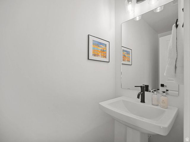 45 E VANTAGE DR, North Salt Lake, UT 84054