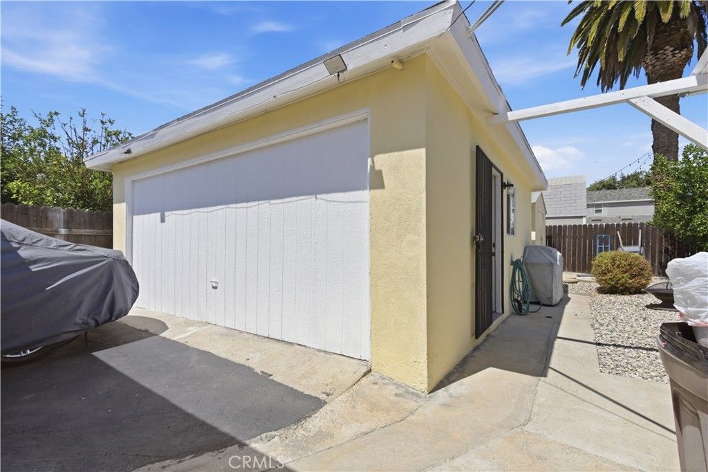 Image 23 of property listing at 8019 Hatillo, Winnetka, CA 91306