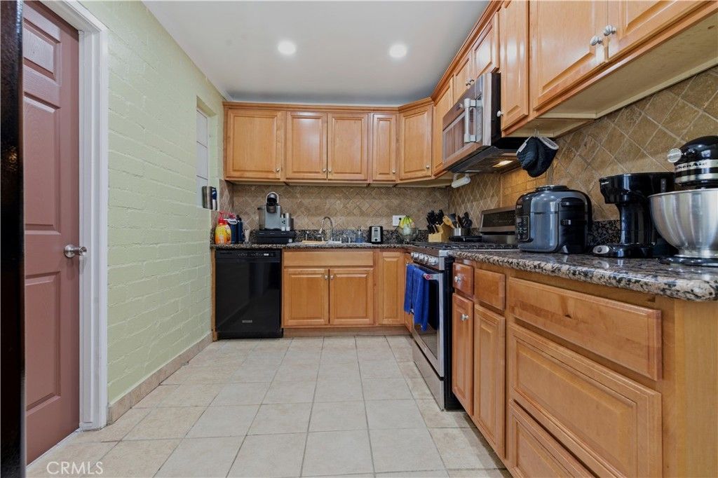 Image 27 of property listing at 8019 Hatillo, Winnetka, CA 91306
