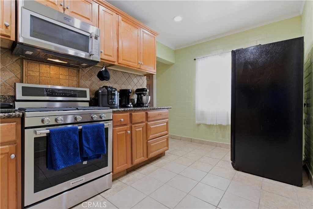 Image 28 of property listing at 8019 Hatillo, Winnetka, CA 91306