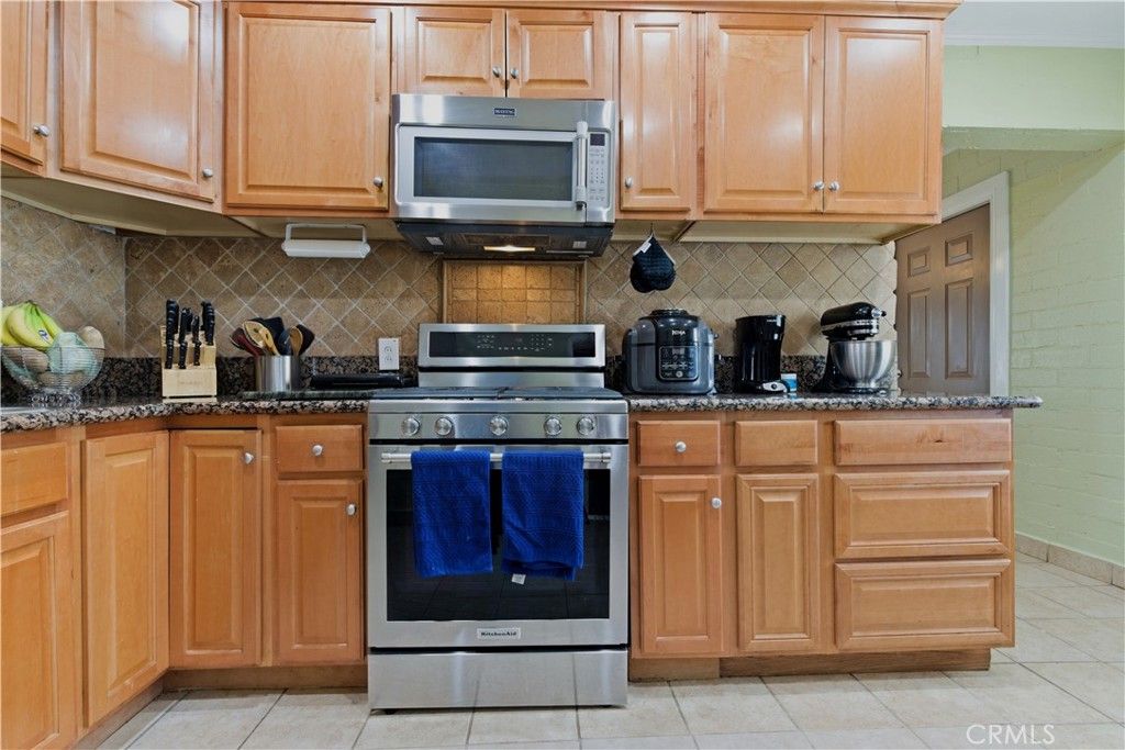 Image 29 of property listing at 8019 Hatillo, Winnetka, CA 91306