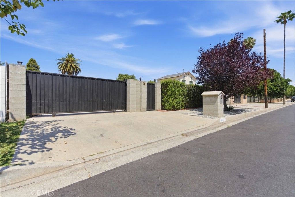Image 3 of property listing at 8019 Hatillo, Winnetka, CA 91306