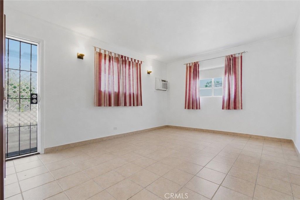 Image 5 of property listing at 8019 Hatillo, Winnetka, CA 91306