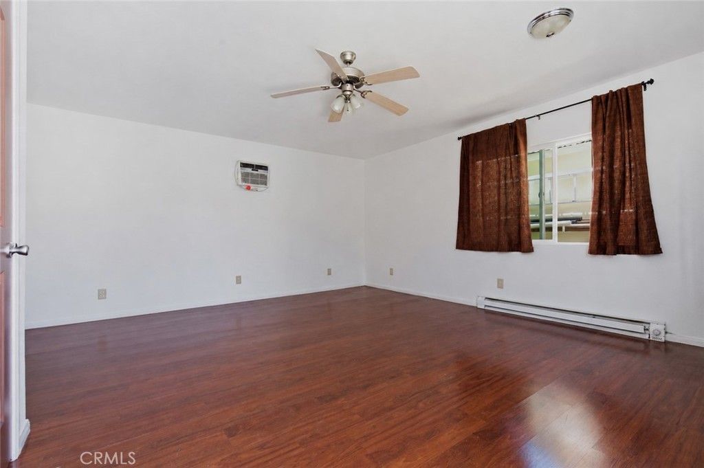 Image 8 of property listing at 8019 Hatillo, Winnetka, CA 91306