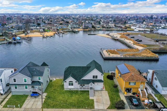 10 Beach Road, Massapequa, NY 11758