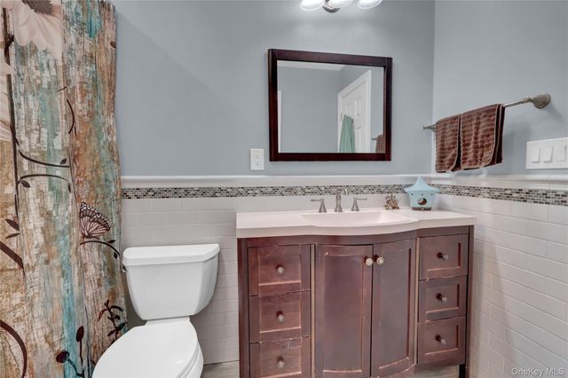 10 Beach Road, Massapequa, NY 11758