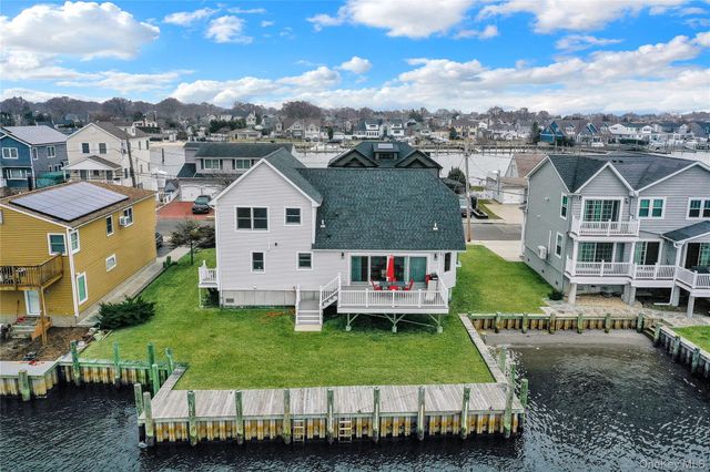 10 Beach Road, Massapequa, NY 11758