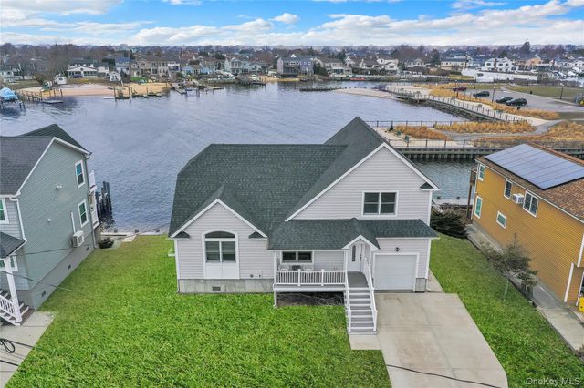 10 Beach Road, Massapequa, NY 11758