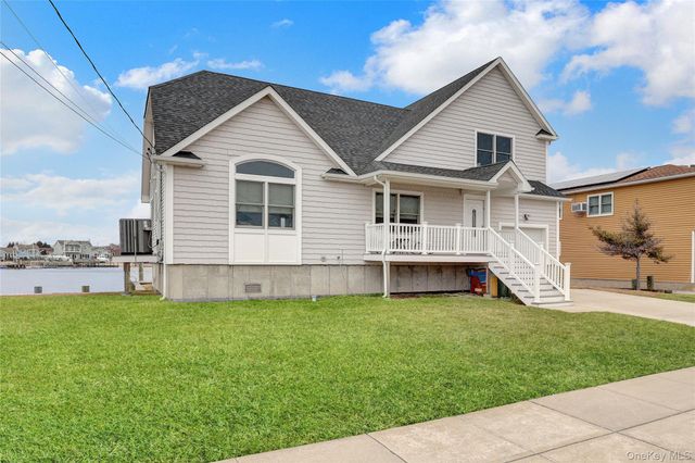 10 Beach Road, Massapequa, NY 11758