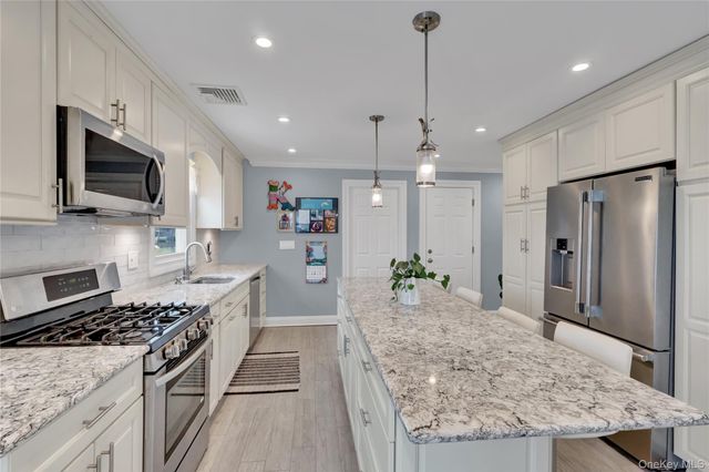 10 Beach Road, Massapequa, NY 11758