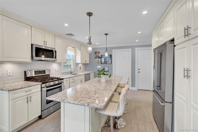 10 Beach Road, Massapequa, NY 11758