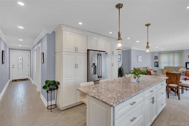 10 Beach Road, Massapequa, NY 11758