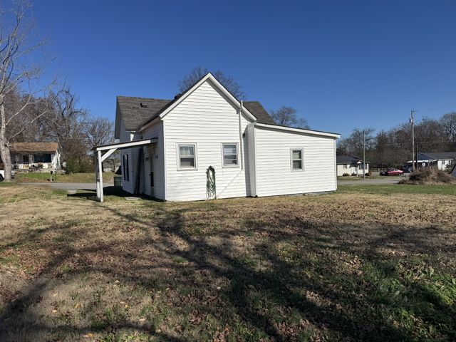 805 W 2nd St, Dickson, TN 37055
