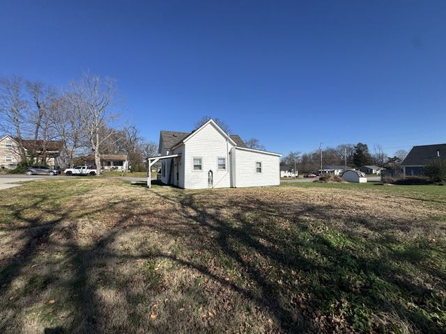 805 W 2nd St, Dickson, TN 37055