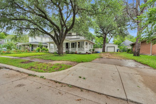 606 N Dallas Street, Ennis, TX 75119