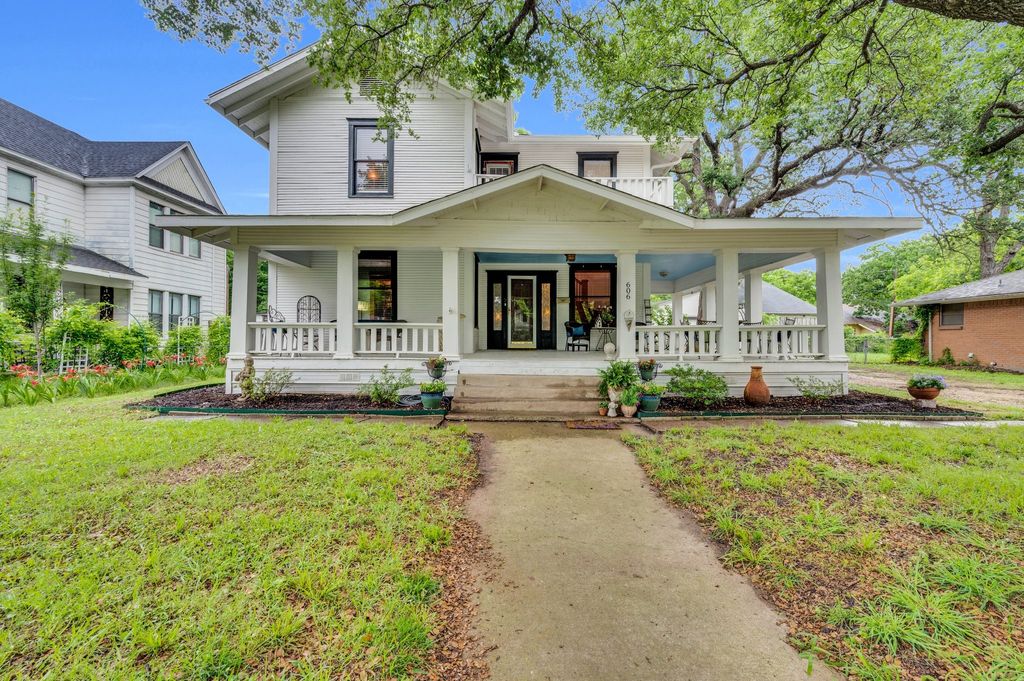 606 N Dallas Street, Ennis, TX 75119