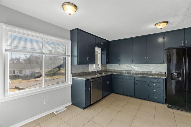 936 HILLSIDE Avenue, Liberty, MO 64068