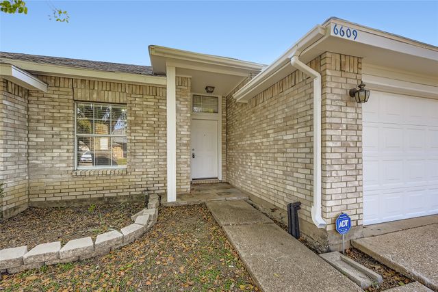 6609 Pecanwood Drive, Arlington, TX 76001