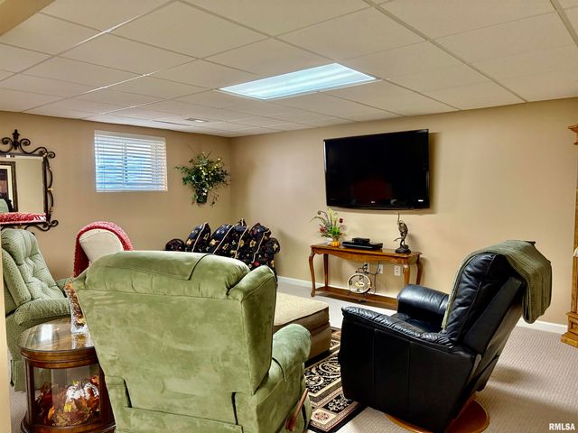 25 ELEANOR Lane, Jacksonville, IL 62650