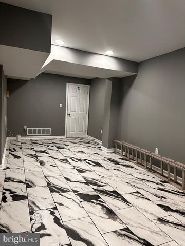 32 KENT RD, Upper Darby, PA 19082