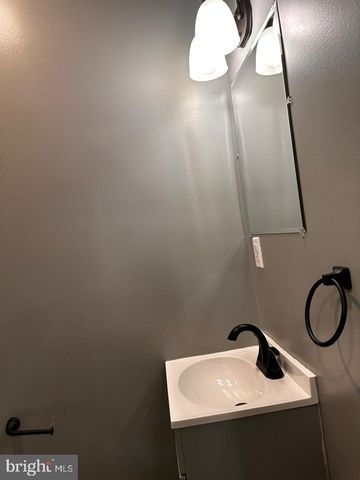 32 KENT RD, Upper Darby, PA 19082