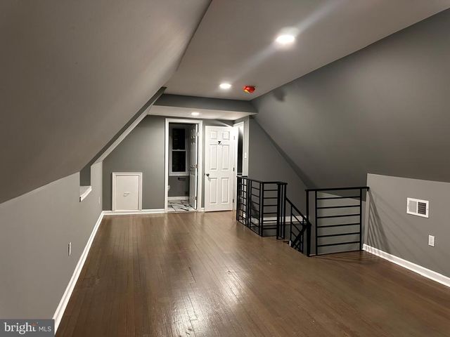 32 KENT RD, Upper Darby, PA 19082