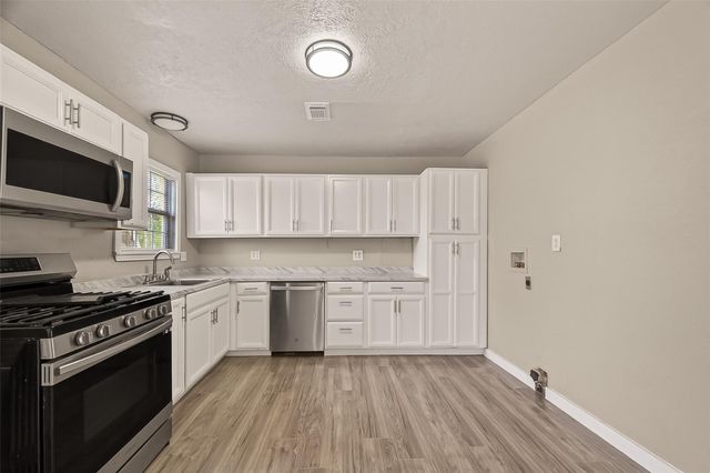 1221 Parkway Street, Baytown, TX 77520