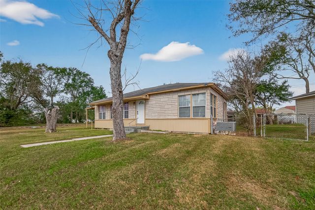 1221 Parkway Street, Baytown, TX 77520