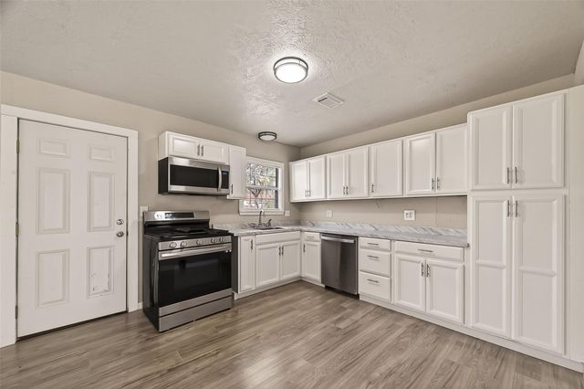 1221 Parkway Street, Baytown, TX 77520