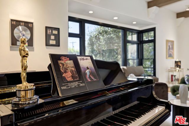1701 Queens Court, Los Angeles, CA 90069
