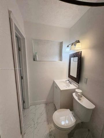 221 NW 40th St, Deerfield Beach, FL 33064