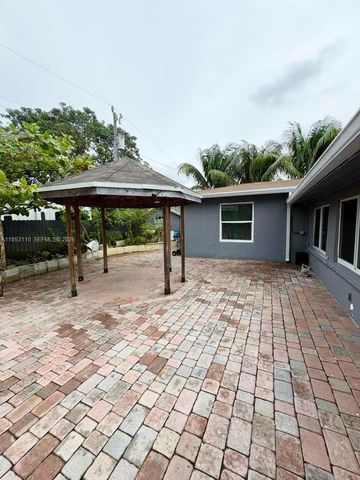 221 NW 40th St, Deerfield Beach, FL 33064