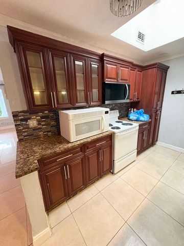 221 NW 40th St, Deerfield Beach, FL 33064