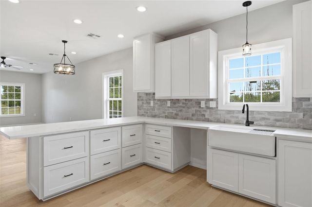 905 W Sale Road, Lake Charles, LA 70605
