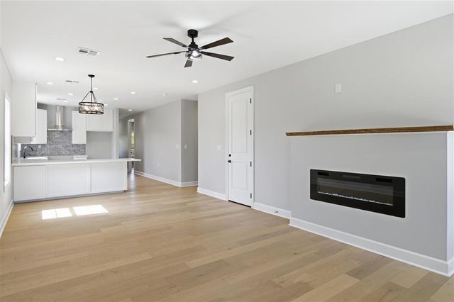 905 W Sale Road, Lake Charles, LA 70605