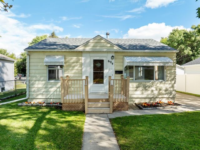 604 19TH ST NW, Minot, ND 58703