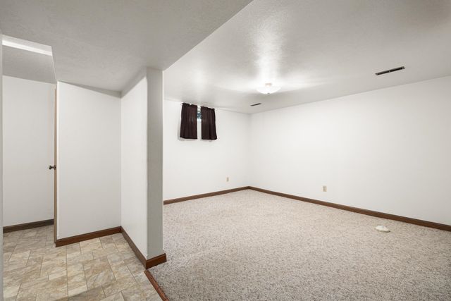604 19TH ST NW, Minot, ND 58703