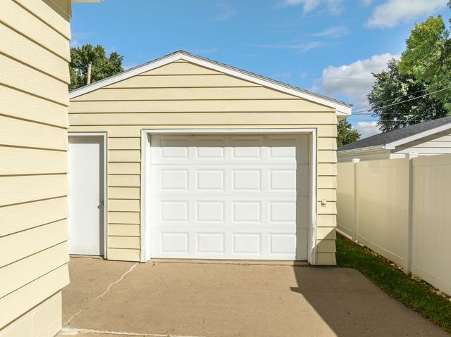 604 19TH ST NW, Minot, ND 58703