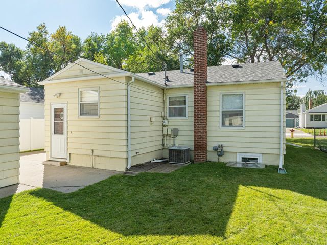 604 19TH ST NW, Minot, ND 58703